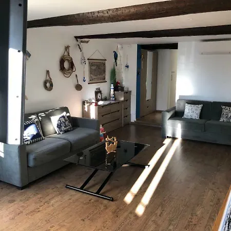Le Petit Bateau Apartment *